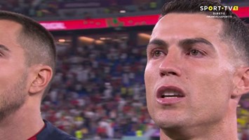 Cristiano Ronaldo chora durante o hino nacional