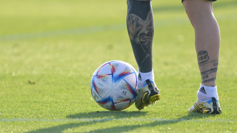 Imagem do tornozelo de Messi deixa adeptos em pânico