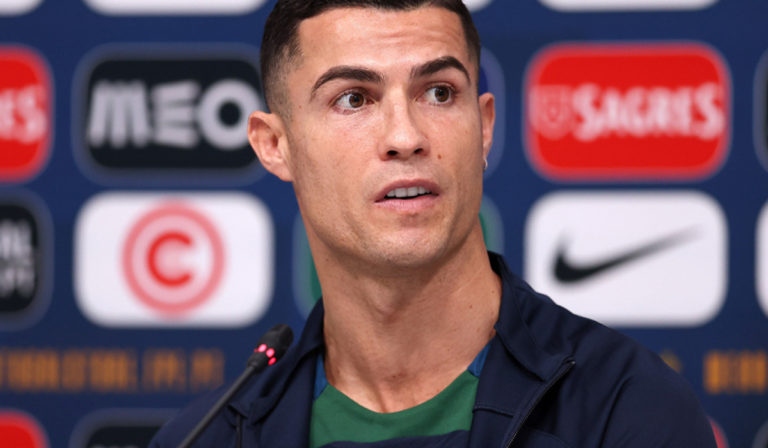 O momento em que Ronaldo interrompe conferência de imprensa para mulheres jornalistas poderem falar (Vídeo)