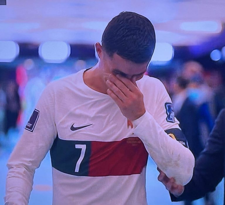 Cristiano Ronaldo desfaz-se em lágrimas após eliminação de Portugal (vídeo)