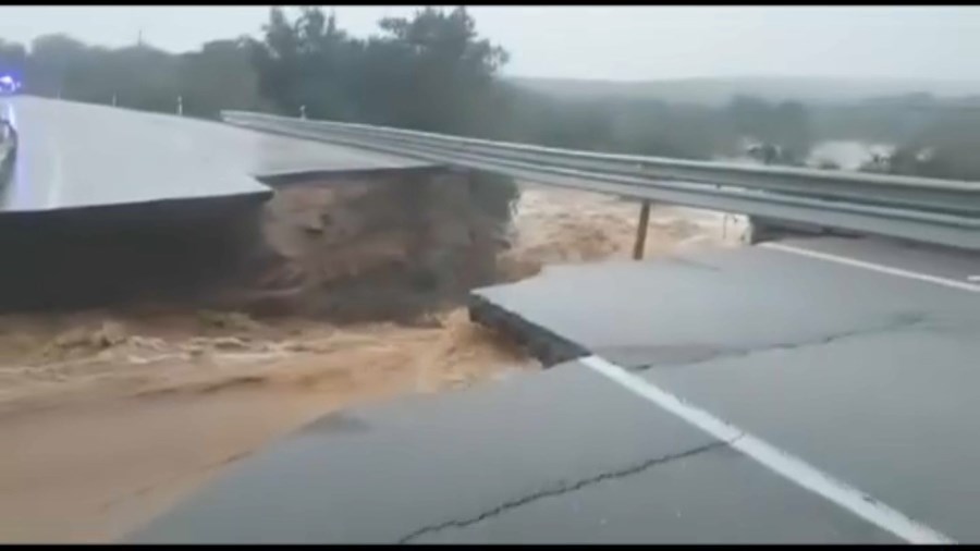 Riacho com forte corrente devido à chuva destrói autoestrada em Elvas