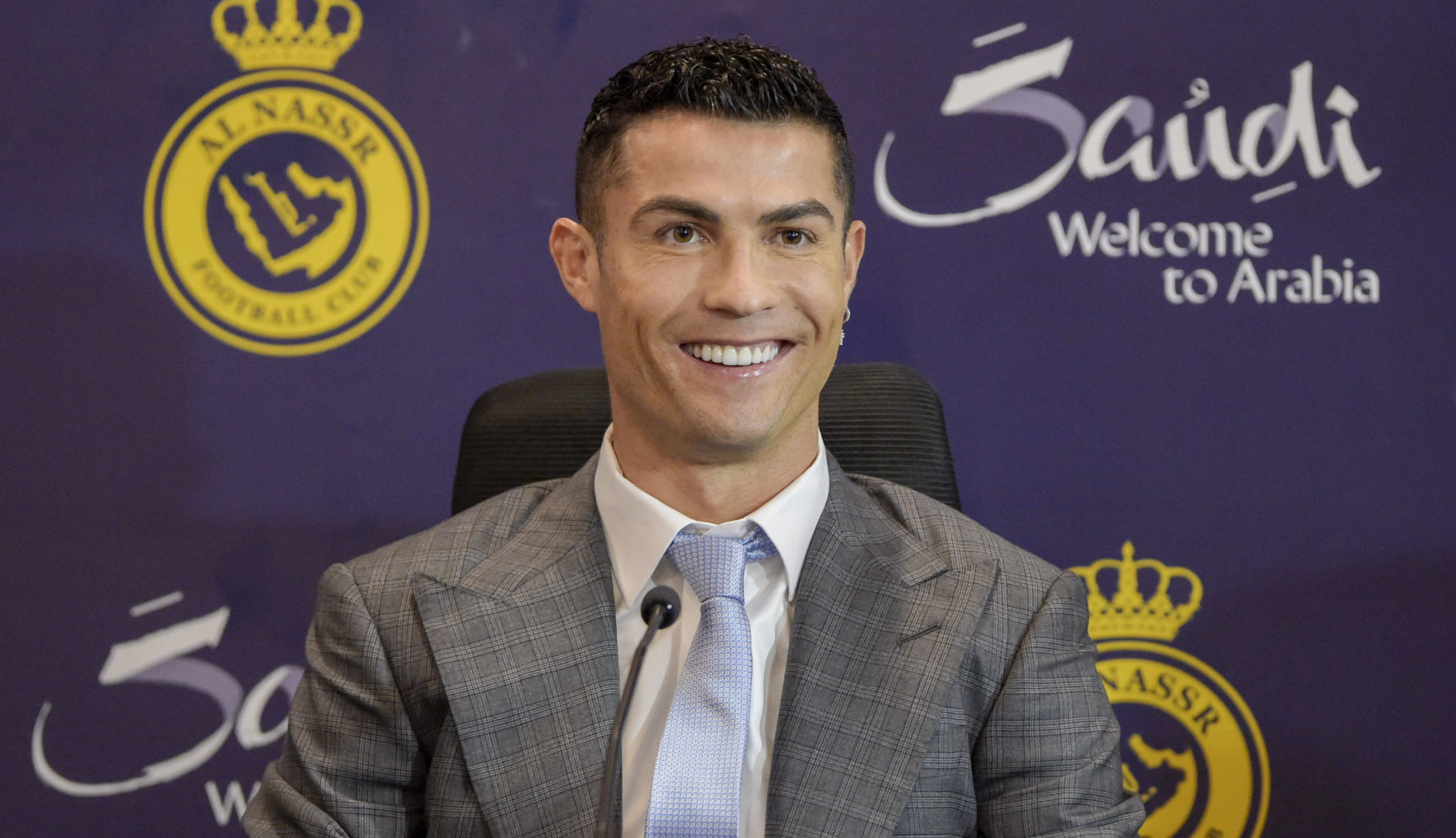 Cristiano Ronaldo recebe prenda de luxo de 700 mil euros (foto)