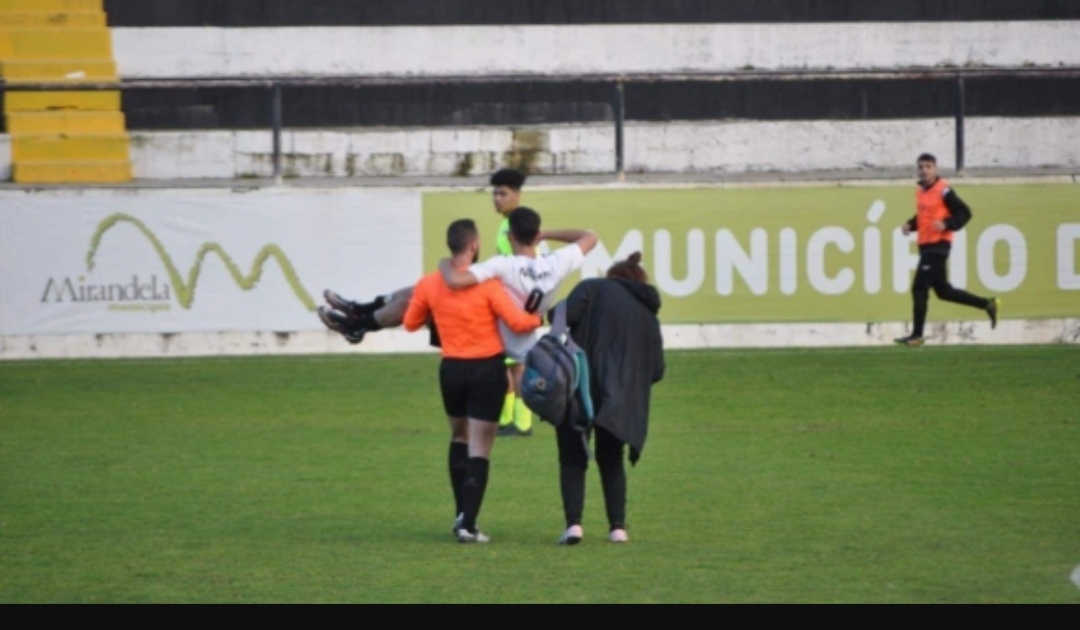 Árbitro carregou jogador lesionado ao colo