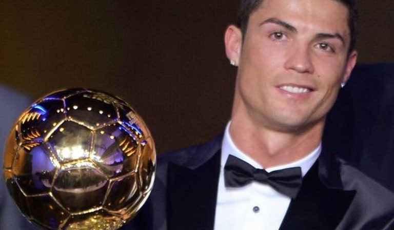Cristiano Ronaldo ‘vendeu’ réplica da Bola de Ouro por 600 mil euros para doação