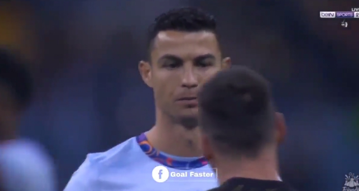 O cumprimento ‘muito frio’ entre Cristiano Ronaldo e Messi (vídeo)
